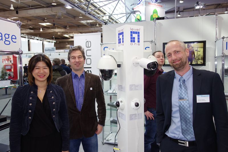 Amanda Chen und Gerben J. Romijn mit ihrem neuen Kollegen Thorsten Skotnica, DDC. (Bild: IT-BUSINESS)