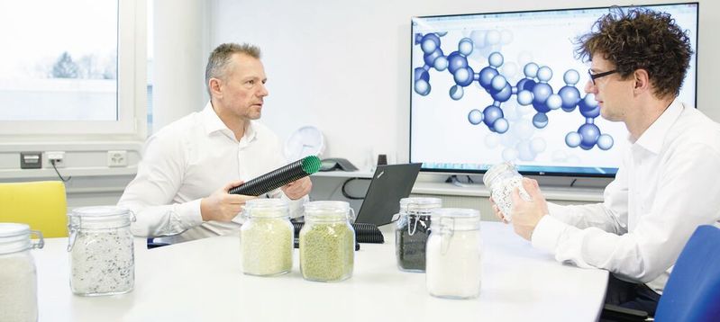 Die Materialzusammensetzung hinter den PMA-Kabelschutzsystemen ist das Ergebnis jahrelanger Forschung und Entwicklung. Dabei spielen insbesondere die verwendeten Materialien sowie deren Formulierung eine zentrale Rolle. Das Bild zeigt das R&D-Team bei der Auswahl der Materialzusammensetzung.(Bild:  ABB)