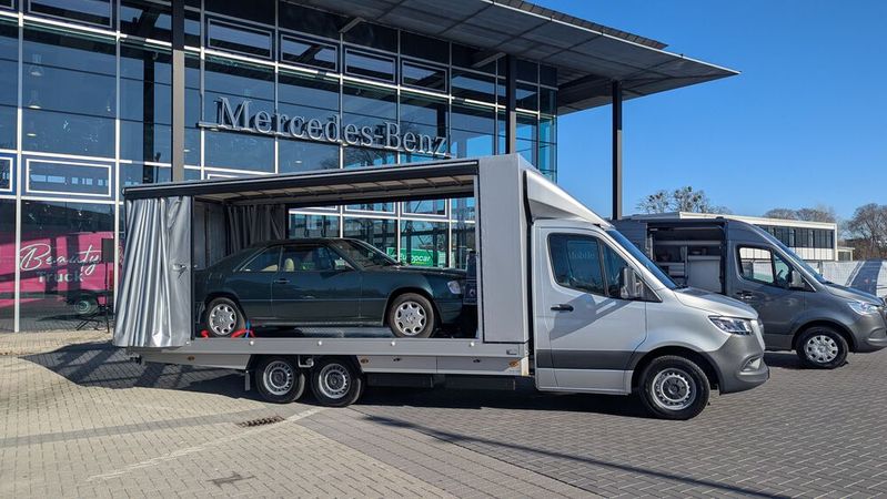 Mercedes-Benz feiert den 30. Geburtstag des Sprinter und lud zum Jubiläum in das gerade umgebaute Van Experience Center Spandau ein.(Bild:  Simon – VCG)