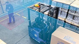 Der „Innovation Forklift“ umfährt eigenständig Hindernisse und hält an, sobald sich Personen im Fahrweg befinden. (ZF Friedrichshafen)