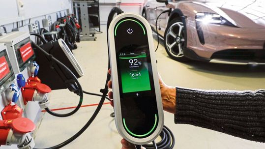 Künftig sollen E-Autos Strom nicht nur aus dem Netz laden, sondern auch wieder zurückspeisen. Künftig sollen E-Autos Strom nicht nur aus dem Netz laden, sondern auch wieder zurückspeisen.