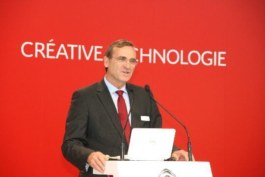 Peter Weis, Geschäftsführer Citroen Deutschland, verweist auf die vielen Branchenlösungen, die das Unternehmen auf seinem Messestand präsentiert. (Archiv: Vogel Business Media)