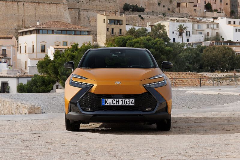 Von vorne fällt die neue, spitz zulaufende Form mit den schmalen LED-Scheiwerfern auf. (Bild: Toyota)