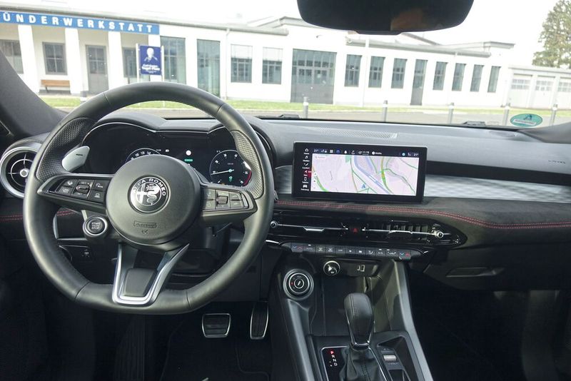 Den Innenraum haben die Designer deutlich besser als bei früheren Modellen der Marke gestaltet. Bei „Veloce“ ist die Armaturentafel teilweise mit Alcantara überzeugen. (Bild: Sven Prawitz/VCG)