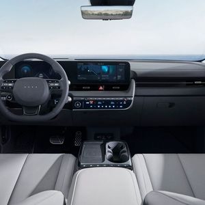 In der Mittelkonsole befindet sich im oberen Teil der Multifunktions-Insel nun eine physische Taste, mit der häufig genutzte Funktionen bedient werden können.(Bild:  Autoren-Union Mobilität/Hyundai)