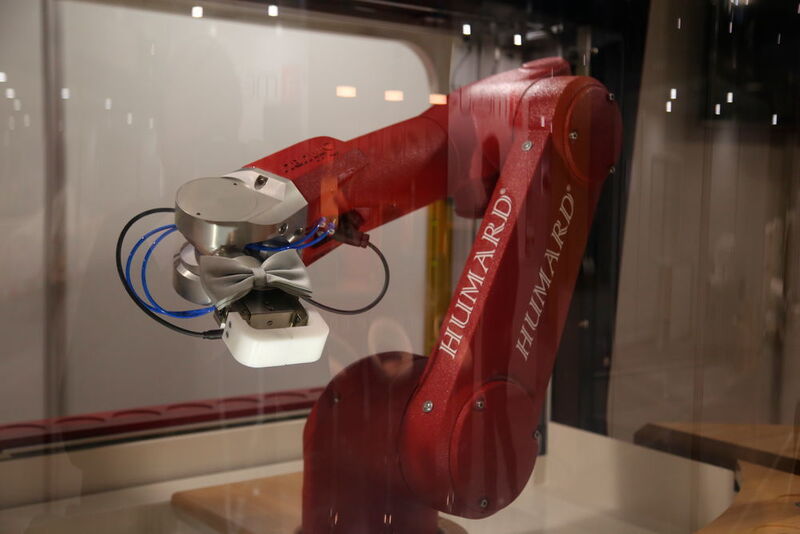 Un robot Stäubli «rouge» préfigurant peut-être les prochains Stäubli mobiles, soit la nouvelle génération HelMo, une race de robots mobiles et autonomes destinés à une plus grande intégration avec l'environnement industriel et humain. (JR Gonthier)