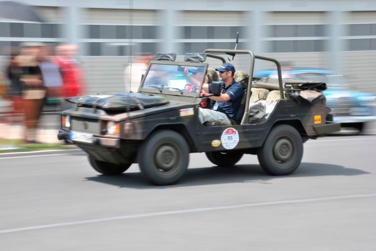Verdeck gibt es nur im äußersten Notfall: Iltis-Eigentümer Bernd Meidl dürfte neben den Besitzern eines klassischen Roadsters zu denen gehören, die die Rallye am „hautnahsten“ erlebt haben.  (Dominsky)
