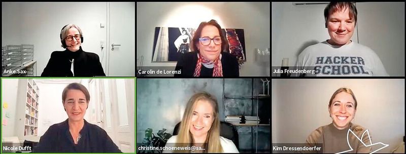 „Wie wir die Arbeits- und Lebenswelt in Zukunft gestalten“, diskutierten Dr. Anke Sax, Carolin de Lorenzi (Computacenter), Julia Freudenberg (Hacker School), Christine Schöneweis (SAP) und Kim Dressendörfer (IBM) mit Moderatorin Nicole Dufft. (Vogel IT-Akademie)