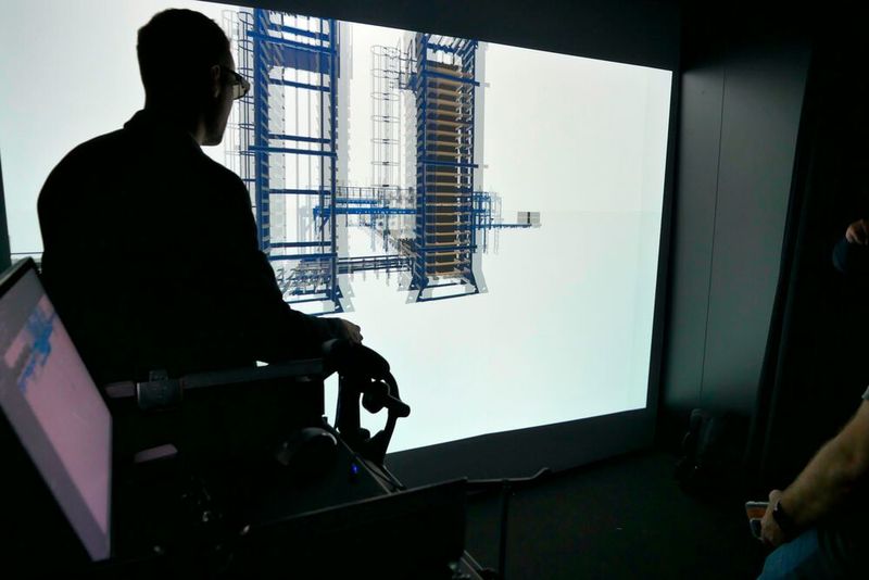 Am Stand von Frima konnten Besucher in die digitale Welt abtauchen und ein 3D-Modell einer Pelletmaschine aus jedem erdenklichen Winkel betrachten. Möglich macht dies das Unternehmen CMC Engineers mit ihrer VR-Lösung. Unternehmen können CMC ihre CAD-Daten zur Verfügung stellen. Die Software Viewr generiert daraus schließlich ein digitales Modell, das auch in seine 3D-Einzelteile zerlegt werden kann.  (Bild: Sandro Kipar/VCG)