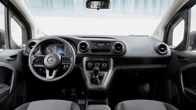 Je nach Ausstattung gehören Chrom- und Klavierlack zum Serienumfang. Der Citan lässt sich zudem mit dem Infotainmentsystem und Bedienkonzept MBUX ordern. (Mercedes-Benz)