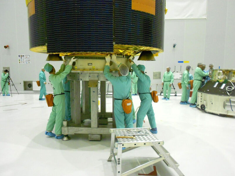 Befestigen des MSG-3-Satelliten auf dem Payload-Adapter der Ariane-5 (Archiv: Vogel Business Media)