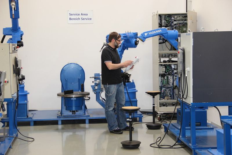 Technische Probleme können beispielsweise bei Yaskawa direkt am Telefon geklärt werden. Dazu kann ein Service-Techniker auf die gesamte Yaskawa-Historie zurückgreifen und parallel mit dem Kunden das Steuerungsmenü durchgehen. (Bild: Sonnenberg)