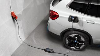 Elektro-Dienstwagen bleiben durch die geringere Besteuerung attraktiv, nun steigt auch die Preisgrenze deutlich. (Bild: BMW/Stephan Reeh)