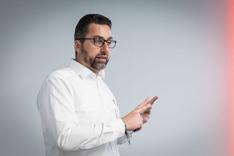 Anwenderkongress Steckverbinder 2023: Tag 1 mit Basisseminaren, Podiumsdiskussion und Posterslam. (Bild: Stefan Bausewein)