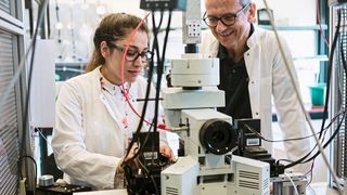 Raziye Karapinar (links) und Stefan Herlitze untersuchen eine neue Methode, um gezielt optogenetische Werkeuge zu synthetisieren. (RUB, Kramer)