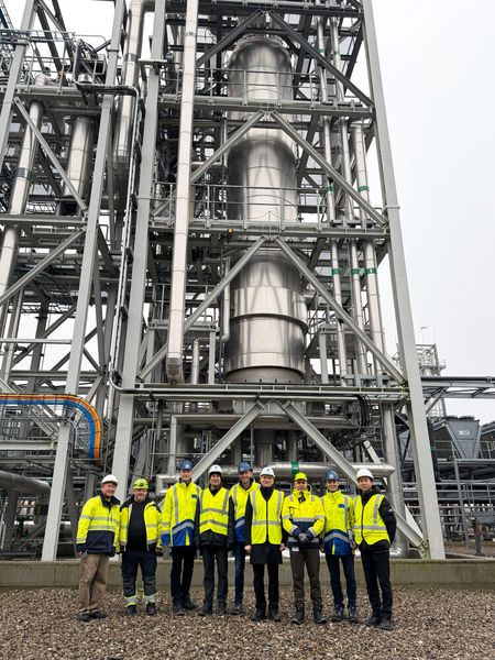 Toshikazu Yamazaki (CCO Solar Park Kassø ApS), Henrik Clarson (European Energy), Dr. Mario Kuschel (CAC Engineering), Dr. Peter Seifert (TU Bergakademie Freiberg), Stefan Lorenz (CAC Engineering), Prof. Dr. Martin Gräbner (TU Bergakademie Freiberg), Rene Alcaraz Frederiksen (CEO Kassø E-Methanol & Solar Park), Thomas Hornbogen (CAC Engineering), Shingo Takahashi (Mitsui & Co. Deutschland) vor der E-Methanol-Produktionsanlage in Kassø, Dänemark  (Bild: Jacob Hartwig Larsen)