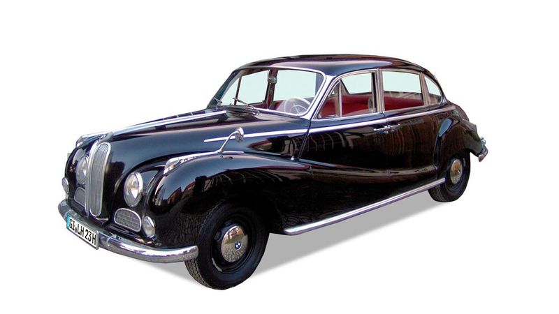 1. Preis: BMW 502 Bj. 1957. „Barockengel“ wurde er im Volksmund genannt, wegen seiner geschwungenen Kotflügel und Rundungen. Bekannt wurde er durch die Fernseh-Vorabendserie „ISAR 12“. Im BMW 502 wurde der erste neukonstruierte Nachkriegs-BMW V-8-Zylinder verbaut. 3,2 L Hubraum und 120 PS bei 4.500 U/min waren in den Fünfzigerjahren eine echte Ansage, aber diese Motorisierung blieb nur den Mächtigen der Wirtschaftswunderzeit vorbehalten. Mit einer Höchstgeschwindigkeit vom 170 Km/h war er einer der schnellsten auf den damals noch freien Autobahnen. Aufgrund seines hohen Preises von ca. 18.000 bis 20.000 DM wurden nur knapp 23.000 Stück gebaut. Gespendet wurde der BMW von Thomas Körfgen aus Frankfurt.   (Bild: Lebenshilfe Gießen)