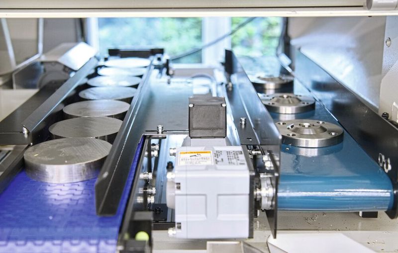 Les pièces mandrinées sont chargées et déchargées à l'aide d'un robot linéaire, permettant une production hautement autonome. Lors de la fabrication de composants à partir de barres, le robot linéaire peut extraire les pièces et les acheminer hors de la machine via un convoyeur. (Source : Matthias Böhm)