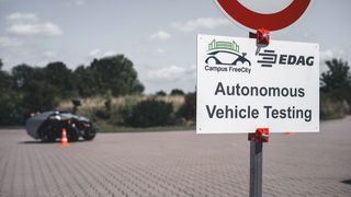 Der City Bot des Entwicklungsdienstleisters EDAG ist zum ersten Mal in einem Reallabor gefahren. (Bild: EDAG)