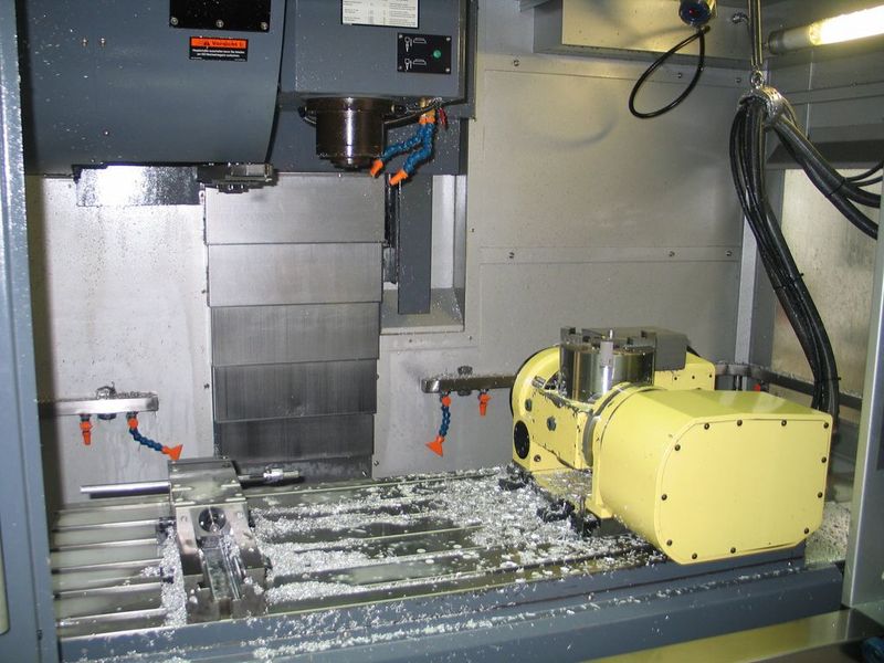 Leadwell-Vertikal-Bearbeitungszentrum V-50L mit Verfahrwegen in X, Y und Z von 1270, 635 und 610 mm; die Tischbelastung beträgt 1000 kg. Nachgerüstet wurde eine Drehschwenkeinheit als 4. und 5. Achse.  (Bild: Kuttkat)