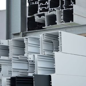 Bei TIR Technologies waren die Alu-Profile zuvor im Außenlager untergebracht. Sie waren dabei dem Wetter fast schutzlos ausgeliefert. Mit den beiden automatischen Unigrip-Wabenlagern von Kasto ist das Geschichte. (Bild: Kasto)