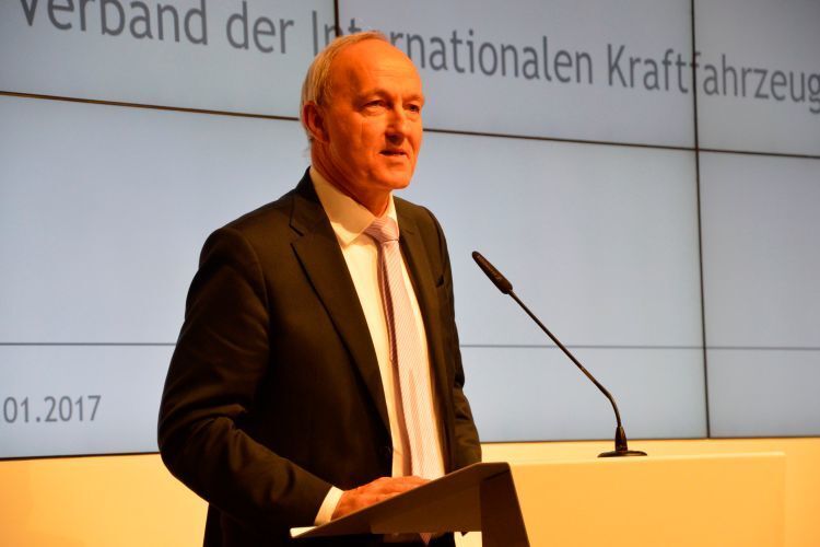 VDIK-Präsident Reinhard Zirpel gehörte das Schlusswort: Er beleuchtete die aktuelle Marktposition der Importmarken in Deutschland. (Achter / »kfz-betrieb«)