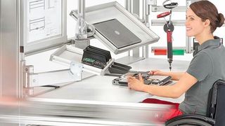 Durch barrierefreie Arbeitsplätze in der manuellen Produktion eröffnen Unternehmen Menschen mit Behinderung neue Chancen (item)
