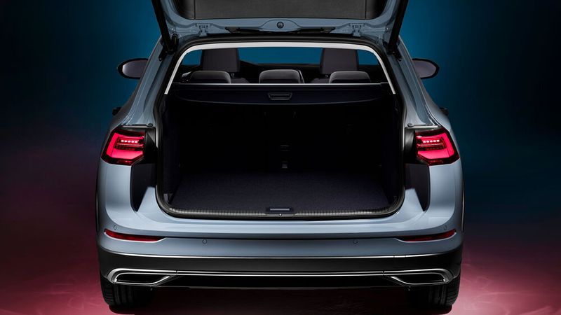 Bei voller Bestuhlung gehen mit 611 Litern jetzt sechs Liter mehr rein. (Bild: Volkswagen)