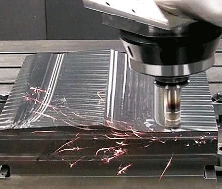 Die Werkzeugherstellung wurde verbessert, die Bearbeitungsstrategien effizienter und die Maschinendynamik optimiert. (Bild: Fraunhofer IWU)