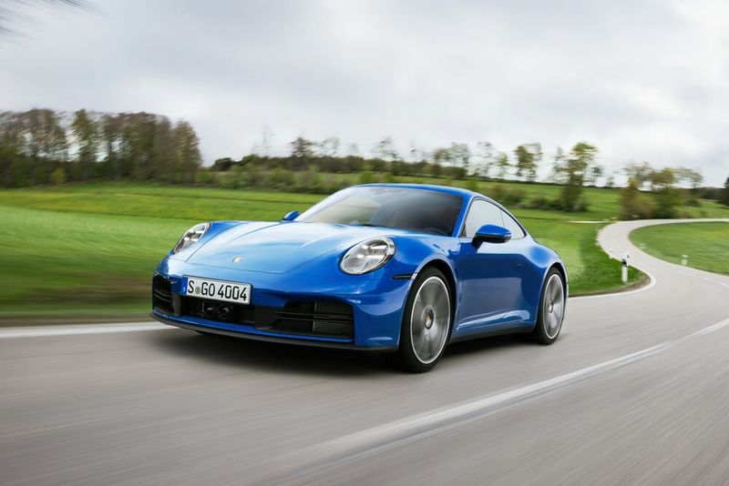 Bereits im Spätsommer geht der überarbeitete Porsche 911 Carrera an den Start. (Bild: Porsche)