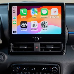 Eine cloudbasierte Navigation samt Echtzeit-Verkehrsinformationen und Sprachsteuerung für die wichtigsten Fahrzeugfunktionen ist jetzt serienmäßig an Bord.(Bild:  Toyota)