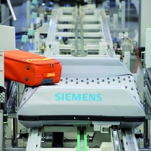 Der neue Crossbelt-Tray von Siemens kombiniert die Vorteile von Behälter und Quergurt: Das Ein- und Ausschleusen der Gepäckstücke erfolgt ohne Gefälle.Bild: Siemens