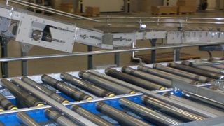 Ausschleusstation eines staudrucklosen Rollenförderers in der Zuführung zum Versandbereich. Bild: AMI (Archiv: Vogel Business Media)