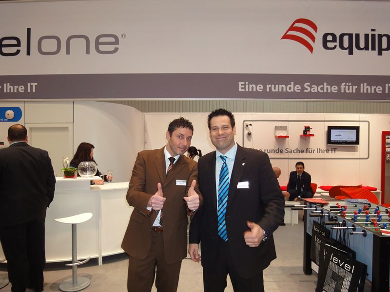 Thomas Classen (l.) und Andreas Fieber, Digital Data Communications, sind noch gut drauf am 1. Tag. (Archiv: Vogel Business Media)