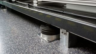 Acht ACE Luftfederelemente vom Typ PLM-3 isolieren den Messstand von unerwünschten Schwingungen, die vom Gebäude ausgehen (ACE)