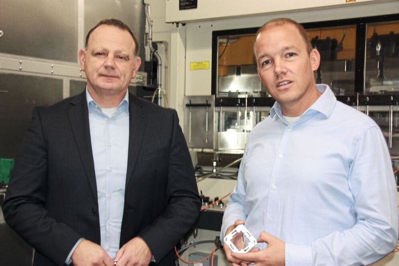 Michael Schulte, Leiter Werkzeugkonstruktion und stellvertretender Leiter des technischen Service am Standort Schalksmühle bei Albrecht Jung (rechts), konnte zusammen mit Lars Jahncke, Technischer Berater bei Fibro Normalien, den Produktionsprozess für die Tragplatten deutlich verbessern. (Bild: Itasse)