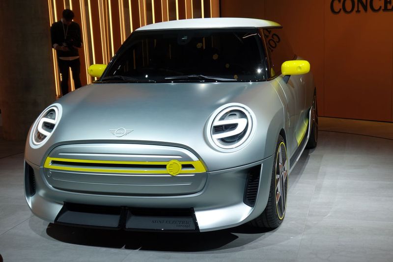 Mini will 2019 sein erstes rein elektrisches Serienmodell auf den Markt bringen. Auf der IAA zeigt das Fabrikat mit dem Electric Concept bereits einen recht konkreten Ausblick. (Wehner / »kfz-betrieb«)