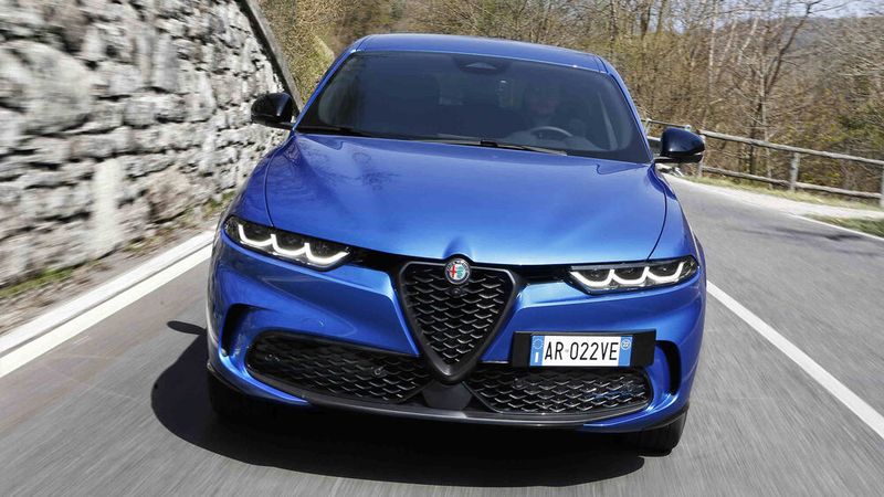 Große Luftöffnungen, ein fordernder Blick – das Frontdesign des Alfa Romeo Tonale fällt auf. (Bild: Alfa Romeo)