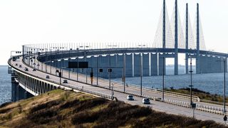 Schweden fördert die Umrüstung bestehender Verbrennungsmotoren auf fossilfreie Kraftstoffe. Im Bild: Die Öresundbrücke, die das Land mit Dänemark verbindet. (Bild: Öresundsbron / 
Håkan Dahlström
 / CC BY-SA 2.0)