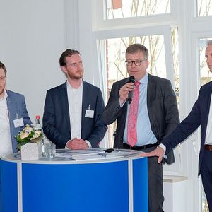 Diskutierten über die digitale Zukunft: (v.li.) Philipp Kroschke (Christoph Kroschke GmbH), Marcel Schultz (BDK), Jan-Nikolas Sontag (Kfz-Gewerbe Schleswig-Holstein) und Martin Endlein (DAT).(Bild:  Zietz)