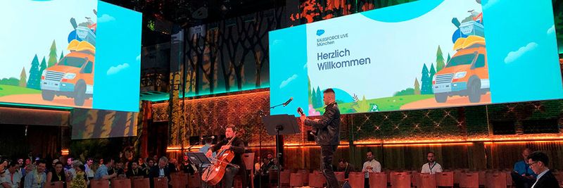 Statt der Hausband Metallica „rocken“ Musiker der Münchner Philharmoniker zur Einstimmung auf den großen Kundenevent Salesforce Live 2022. Statt der Hausband Metallica „rocken“ Musiker der Münchner Philharmoniker zur Einstimmung auf den großen Kundenevent Salesforce Live 2022.