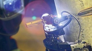 Mit einer Kombination aus Schlieren- und sensorischen Messungen bietet die Wolfram Industrie in ihrem Schweizer Schweißlabor Entwicklungen und Beratungen zur Optimierung des WIG-Schweißprozesses speziell für industrielle Anwendungen an. (Bild: Gesellschaft für Wolfram Industrie)