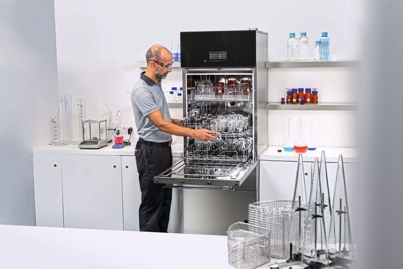 Mit nur 65 Zentimetern Breite sind Miele-Laborspüler der Serie SlimLine die ideale Lösung, wenn bei wenig Platz viel sauberes Laborglas gebraucht wird. In der neuen Generation PLW 7111 passt eine intelligente Technologie die Pumpenleistung den jeweiligen Prozessschritten an (Bild: Miele)