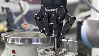 MRK-Anwendungen mit intelligenten Greifern können lernfähig sein und sich jeweils der Form anpassen, die sie greifen soll. (Robotiq)