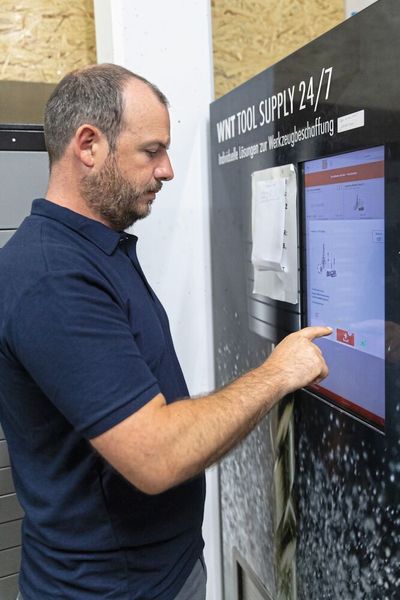 „Wir können uns Maschinenstillstand nicht leisten. Deshalb haben wir mit dem Tool-O-Mat von Ceratizit ein System integriert, bei dem Werkzeuge jederzeit verfügbar sind“, ergänzt Michael Mangold. (Bild: Ceratizit)