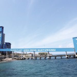 Beispiel eines typischen Zementterminals (PT Semen Gresik in Banyuwangi, Indonesien). Rechts ist der Schiffsanleger, links das Lagersilo.