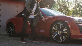 Das Ladegerät lässt sich ohne zusätzlichen Montageaufwand an eine bestehende dreiphasige CEE-Steckdose anschließen. (Bild: Ctek)