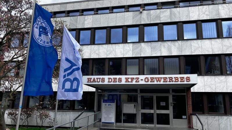 Am Bonner Haus des Kfz-Gewerbes wehen seit einigen Wochen zwei Flaggen: die des ZDK für das gesamte Kfz-Gewerbe und die des BIV, der das Kfz-Handwerk vertritt.(Bild:  Doris Pfaff - VCG)