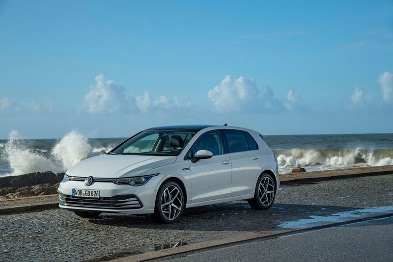 Auf konventioneller Seite bestimmt maßgeblich der Golf 8 das Jahr für VW.  (Volkswagen)