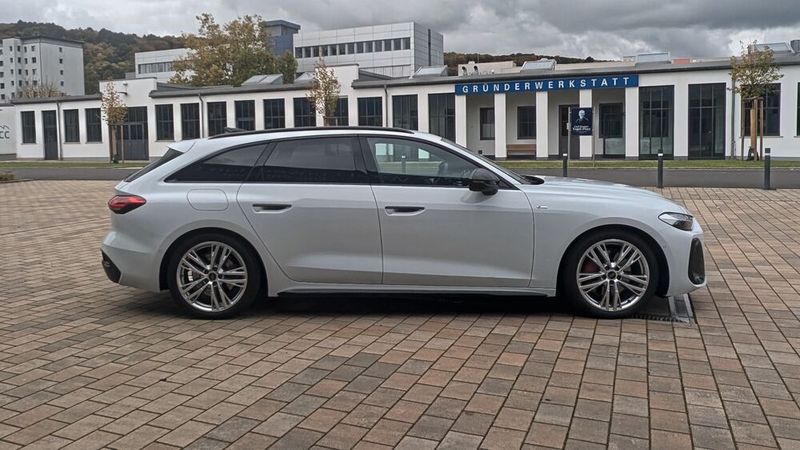 Die Höchstgeschwindigkeit liegt bei 236 km/h. Innen ist das Fahrzeug gut gedämmt, damit von der Geräuschkulisse beim Fahrer möglichst wenig ankommt. (Bild: Mauritz – VCG)